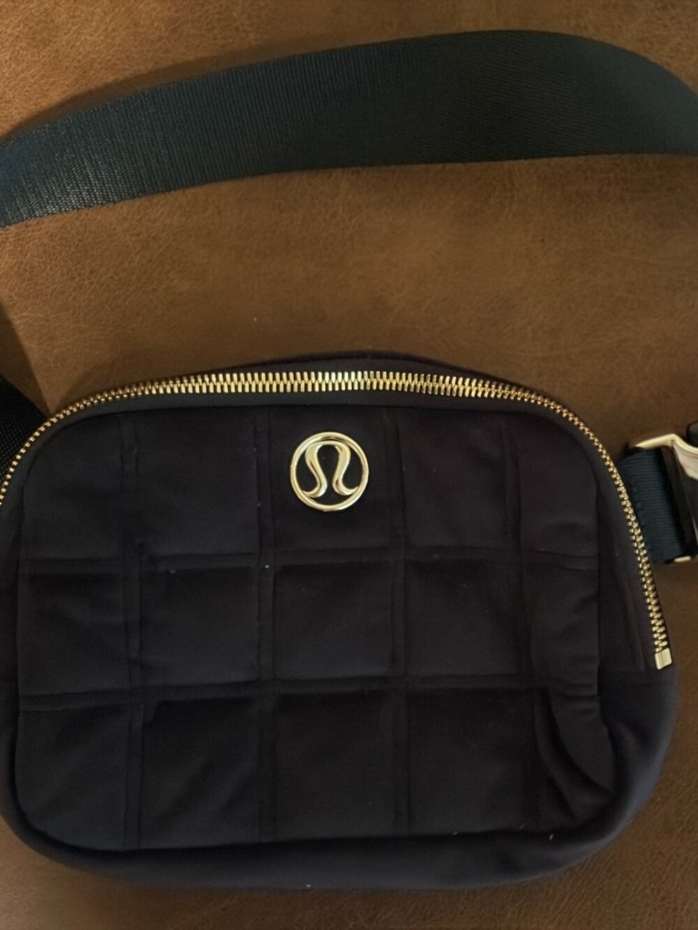NWOT LULULEMON Everywhere Belt Bag BLACK/GOLD VELOUR Fanny Pack Sling FABULOUS!